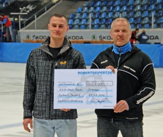 Robert Seifert handing over financial support to EV Dresden