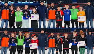 Award presenter Sjinkie Knegt, Overall winners, lotery winners and shorttrack blades sponsor Jacco Kromkamp